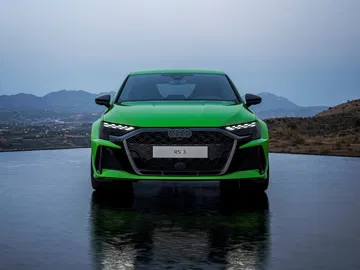 Audi RS3 muestra una estampa frontal agresiva y deportiva.