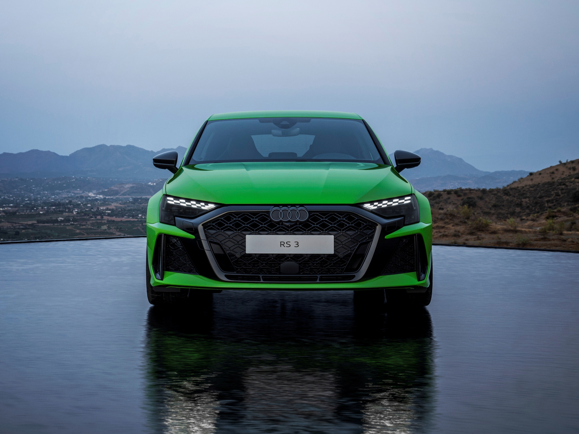 Audi RS3 muestra una estampa frontal agresiva y deportiva.