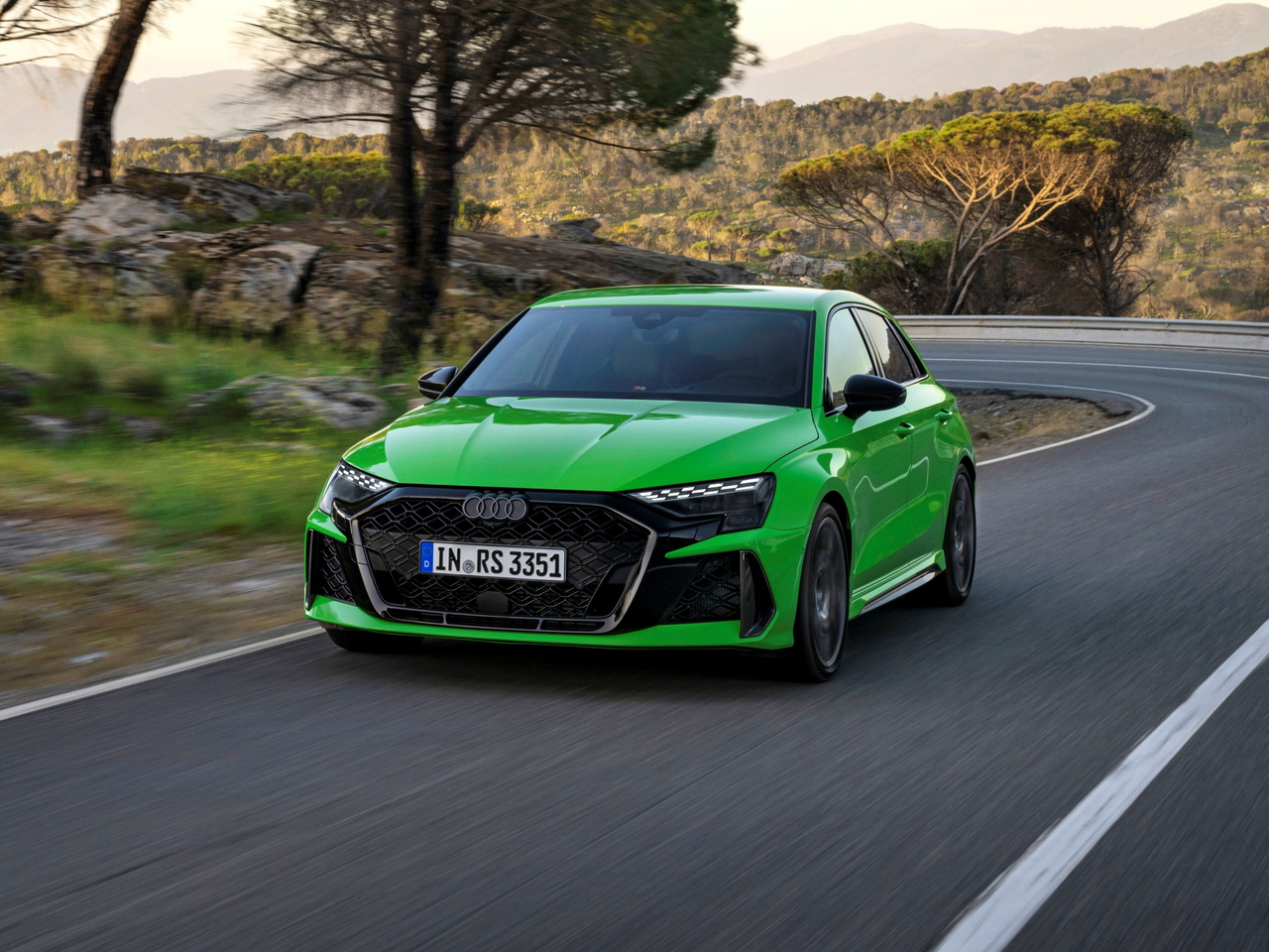 El Audi RS3 luce un diseño agresivo, destacando sus líneas y potencia.