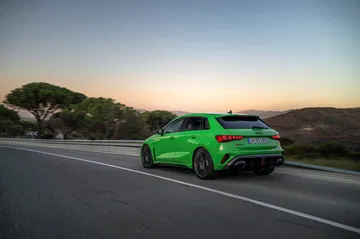 Vista lateral del Audi RS3 2025, destacando su silueta deportiva y dinámica.