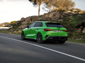 Vista dinámica del Audi RS3 mostrando su línea deportiva y trasera imponente.