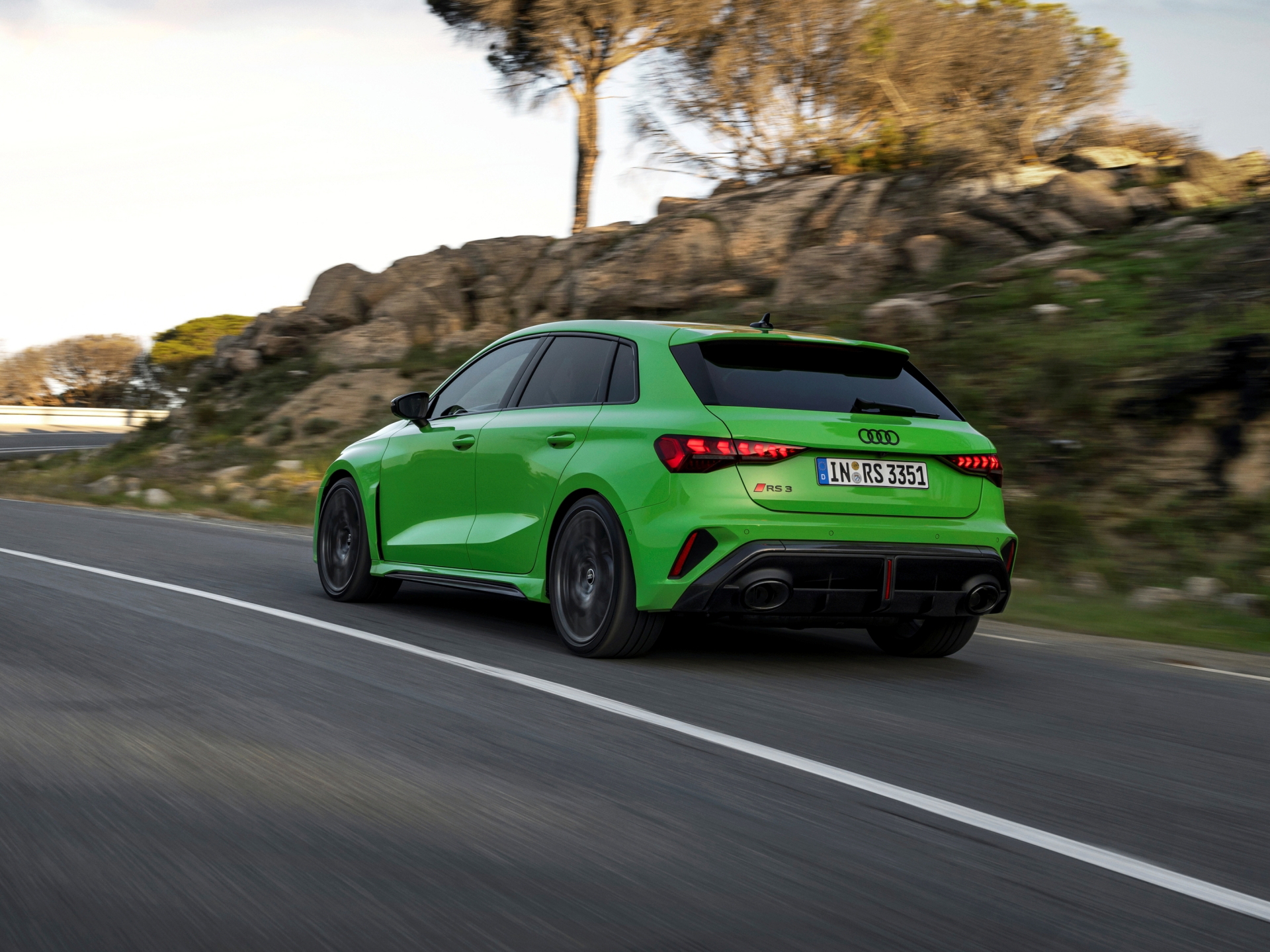 Vista dinámica del Audi RS3 mostrando su línea deportiva y trasera imponente.