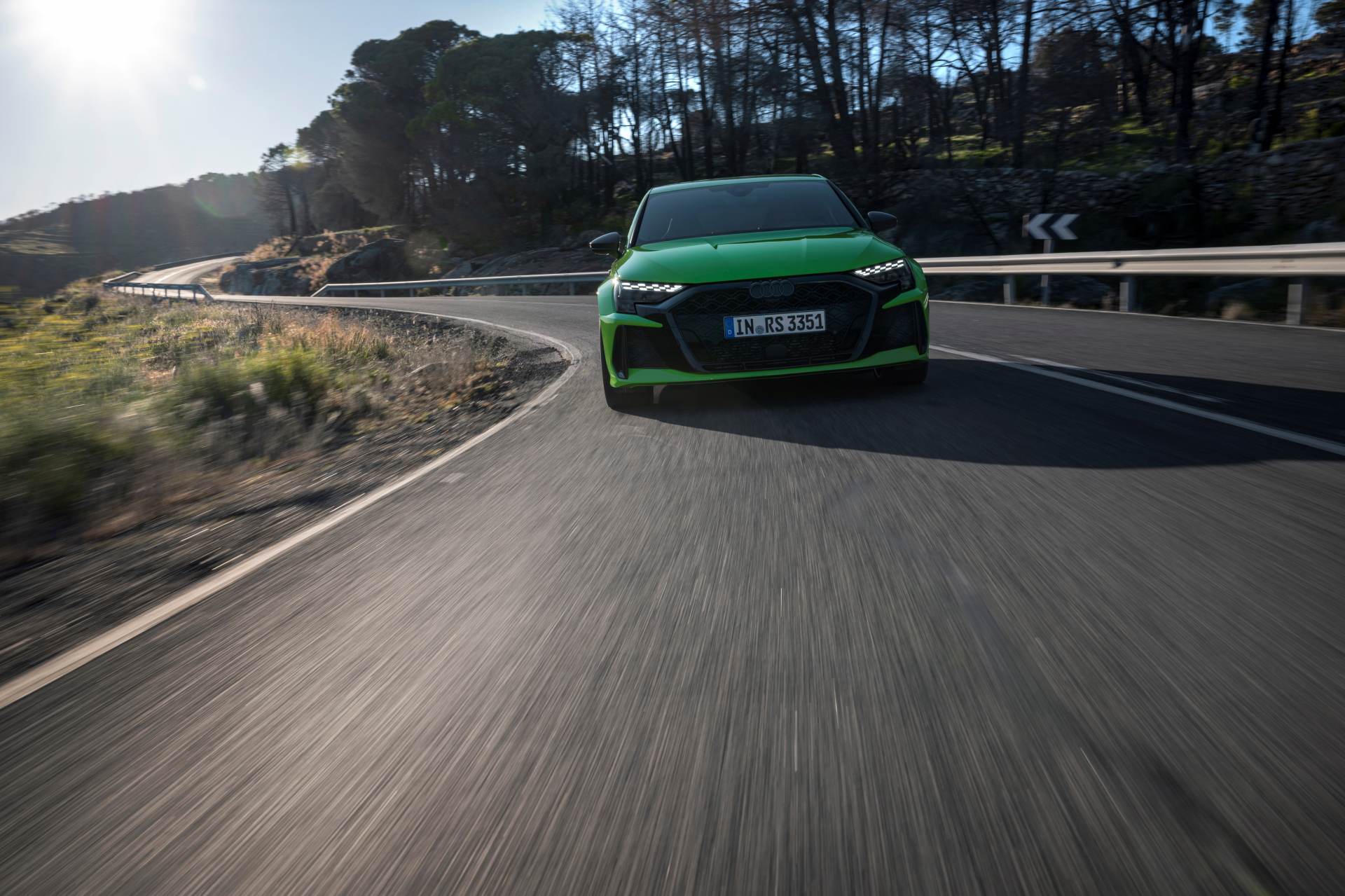 Vista dinámica del Audi RS3 2025 destacando su diseño agresivo.
