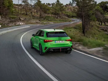 Vista en acción del Audi RS3, destacando su diseño deportivo.