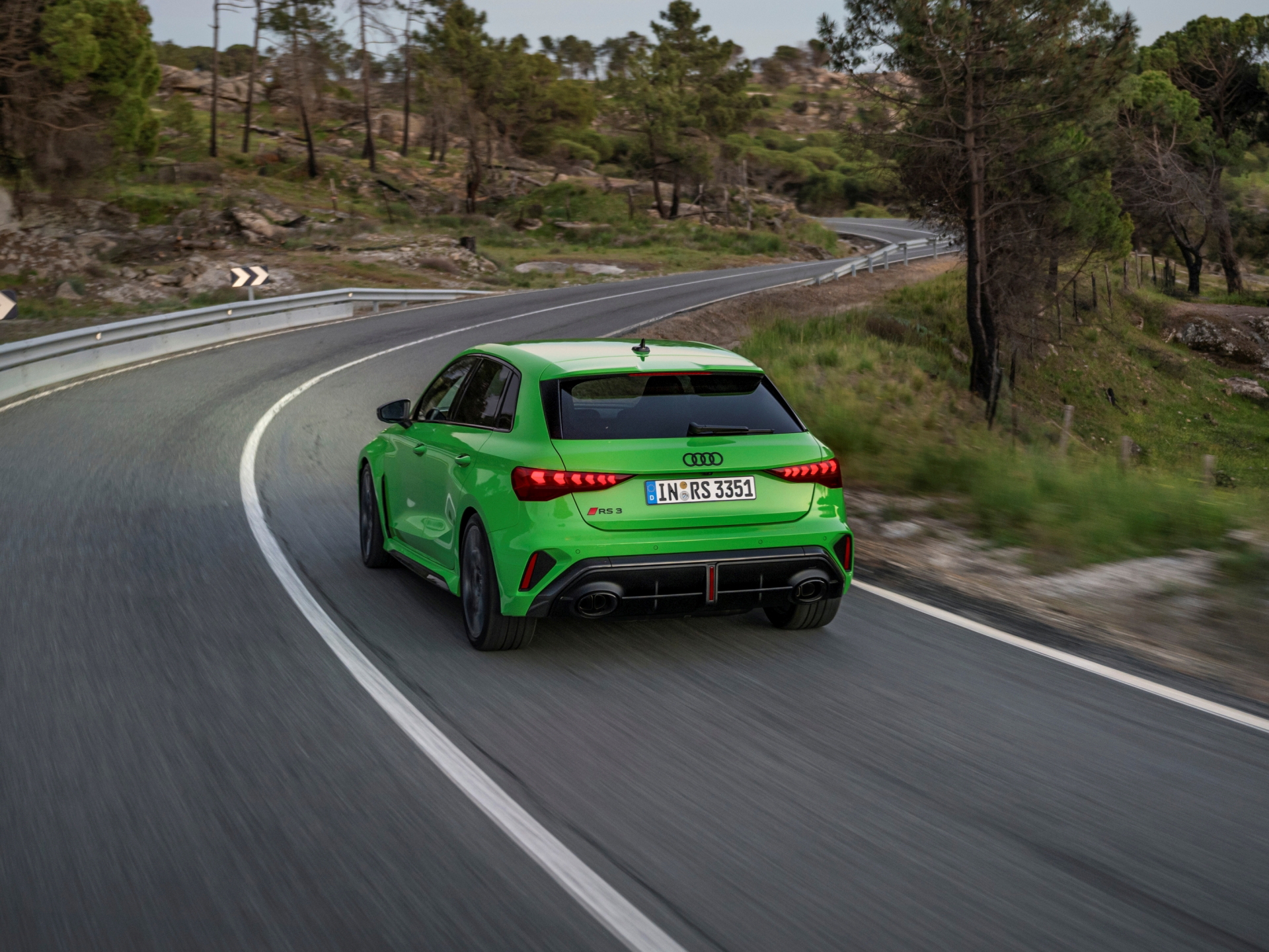 Vista en acción del Audi RS3, destacando su diseño deportivo.