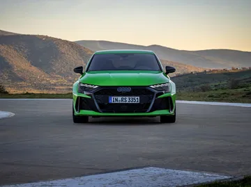 Vista frontal del Audi RS3 2025 revelando su agresivo diseño