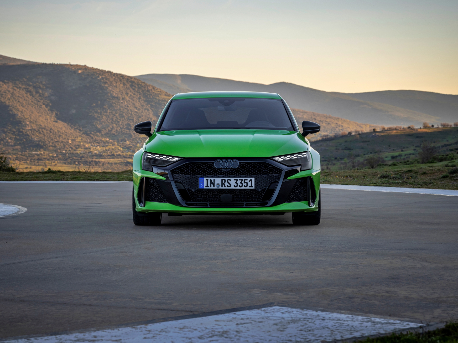 Vista frontal del Audi RS3 2025 revelando su agresivo diseño