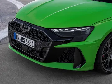 Vista cercana del frontal agresivo del Audi RS3 2025, destacando su parrilla y diseño de faros.