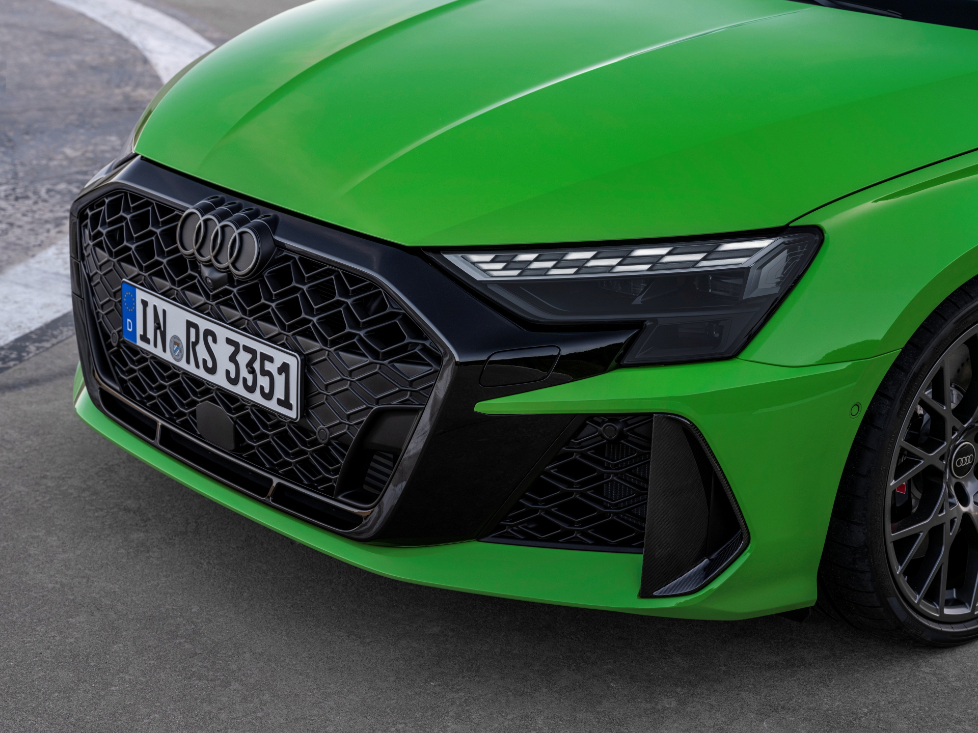 Vista cercana del frontal agresivo del Audi RS3 2025, destacando su parrilla y diseño de faros.