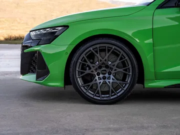 Vista del perfil con énfasis en la rueda y carrocería del Audi RS3.