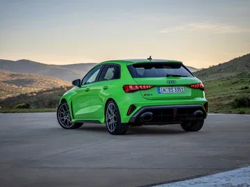 Vista trasera y perfil del Audi RS3 2025, mostrando su diseño deportivo.