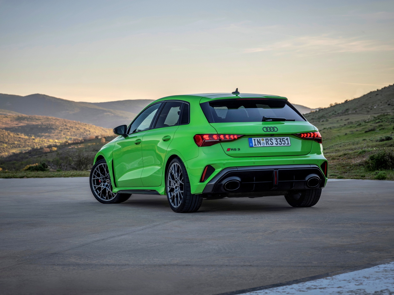 Vista trasera y perfil del Audi RS3 2025, mostrando su diseño deportivo.