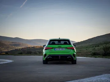 Vista trasera del Audi RS3 2025 mostrando su musculosa carrocería y faros con firma lumínica distintiva.