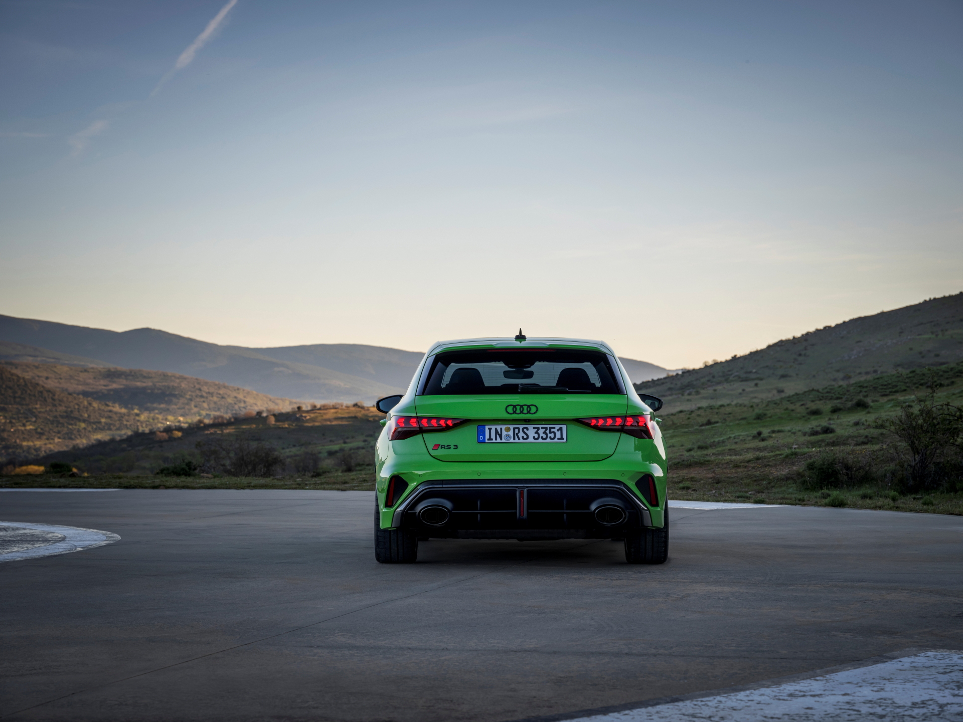 Vista trasera del Audi RS3 2025 mostrando su musculosa carrocería y faros con firma lumínica distintiva.