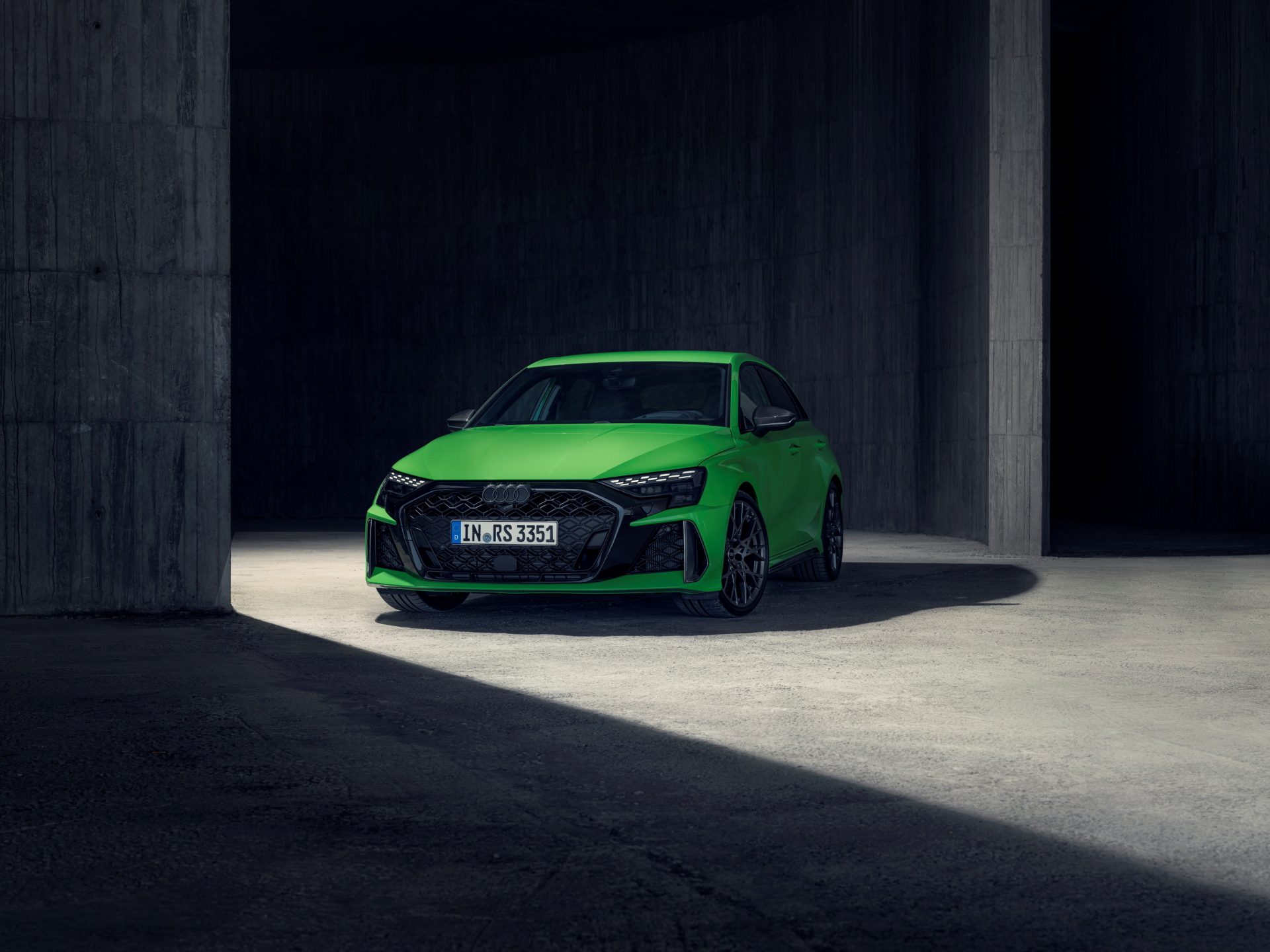 El Audi RS3 2025 muestra su imponente delantera con faros agresivos y una parrilla dominante.