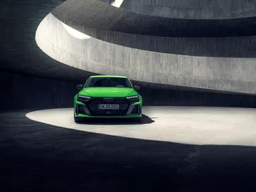 El Audi RS3 2025 luce un frontal más agresivo, manteniendo su esencia deportiva.