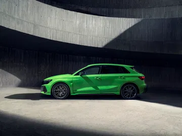El Audi RS3 2025 luce una silueta lateral que promete dinamismo y fuerza.