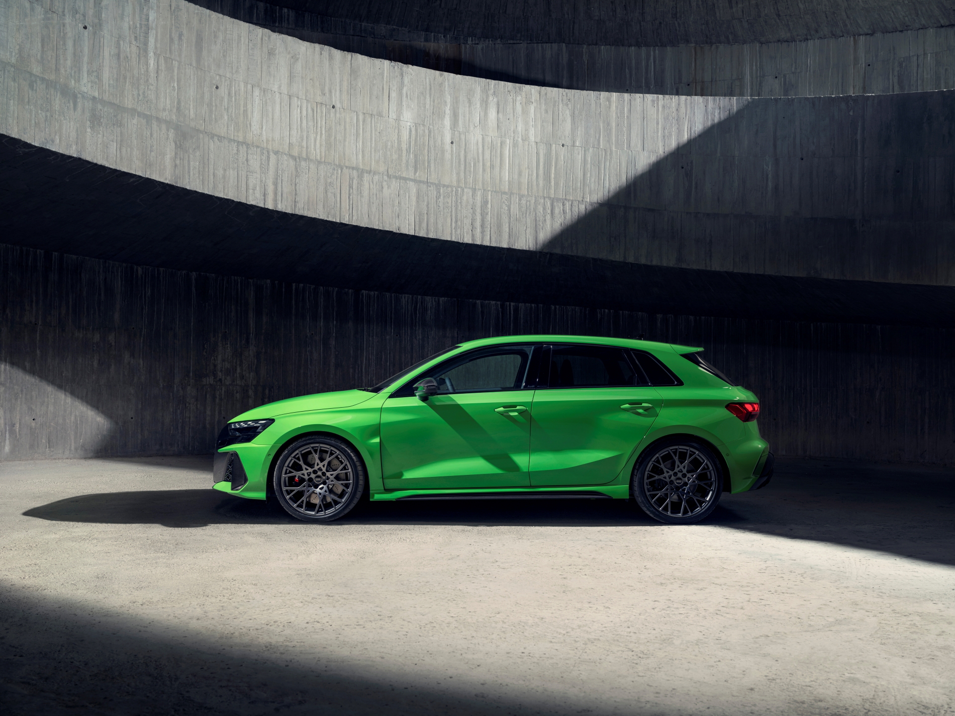 El Audi RS3 2025 luce una silueta lateral que promete dinamismo y fuerza.
