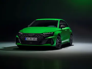 Vista delantera del Audi RS3 2025, destacando su agresiva parrilla y faros