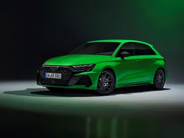 El Audi RS3 luce un diseño más agresivo y deportivo, manteniendo su potencia de 400 CV.