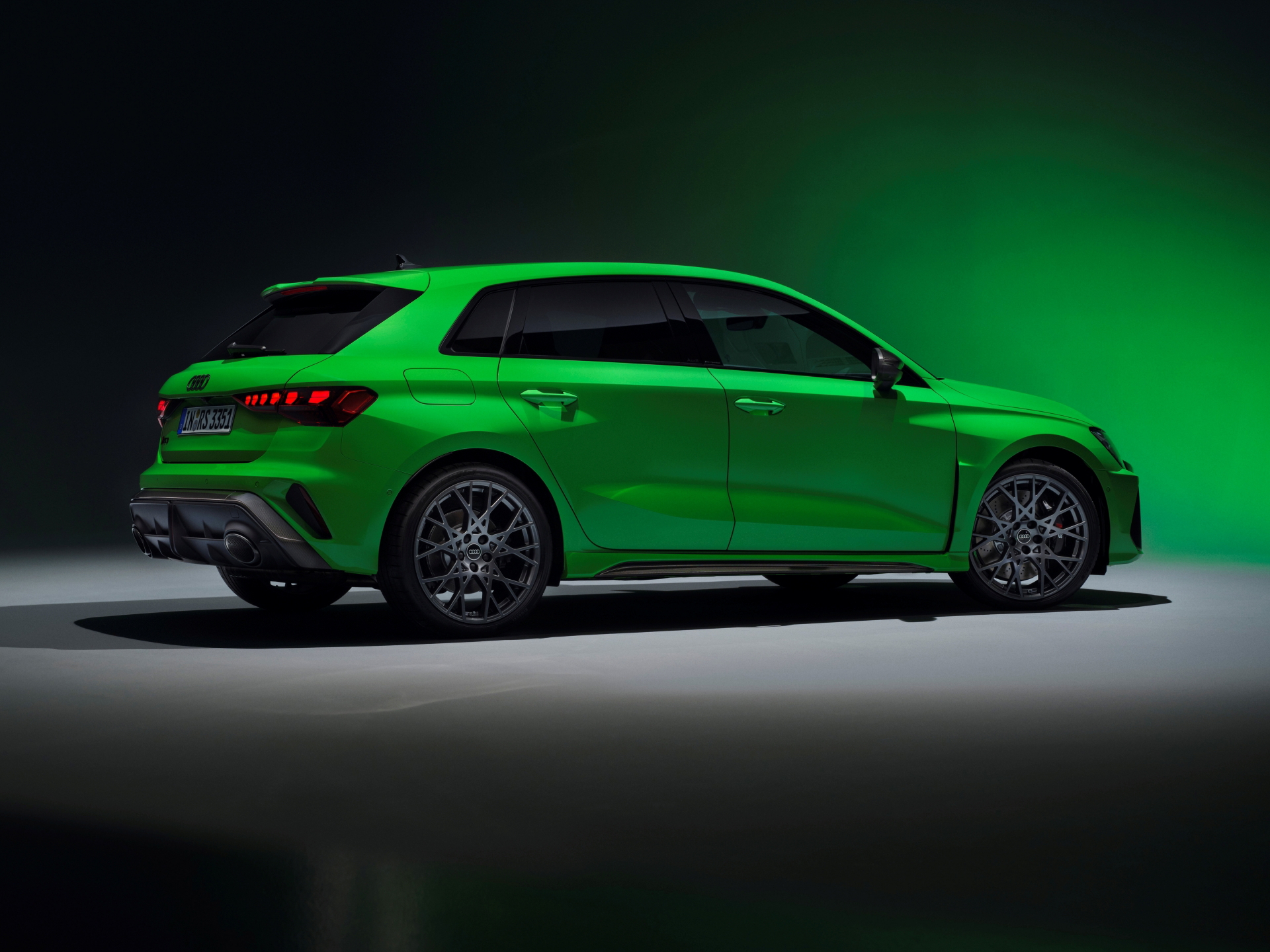 Vista lateral del Audi RS3 2025 que muestra su afilado diseño.