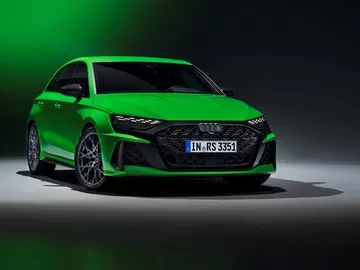 El Audi RS3 2025 muestra su frontal agresivo y líneas laterales marcadas.
