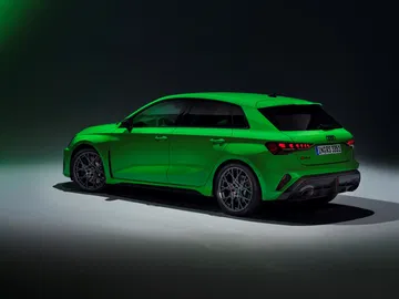 Vista trasera lateral del Audi RS3, prometiendo deportividad y 400 CV.