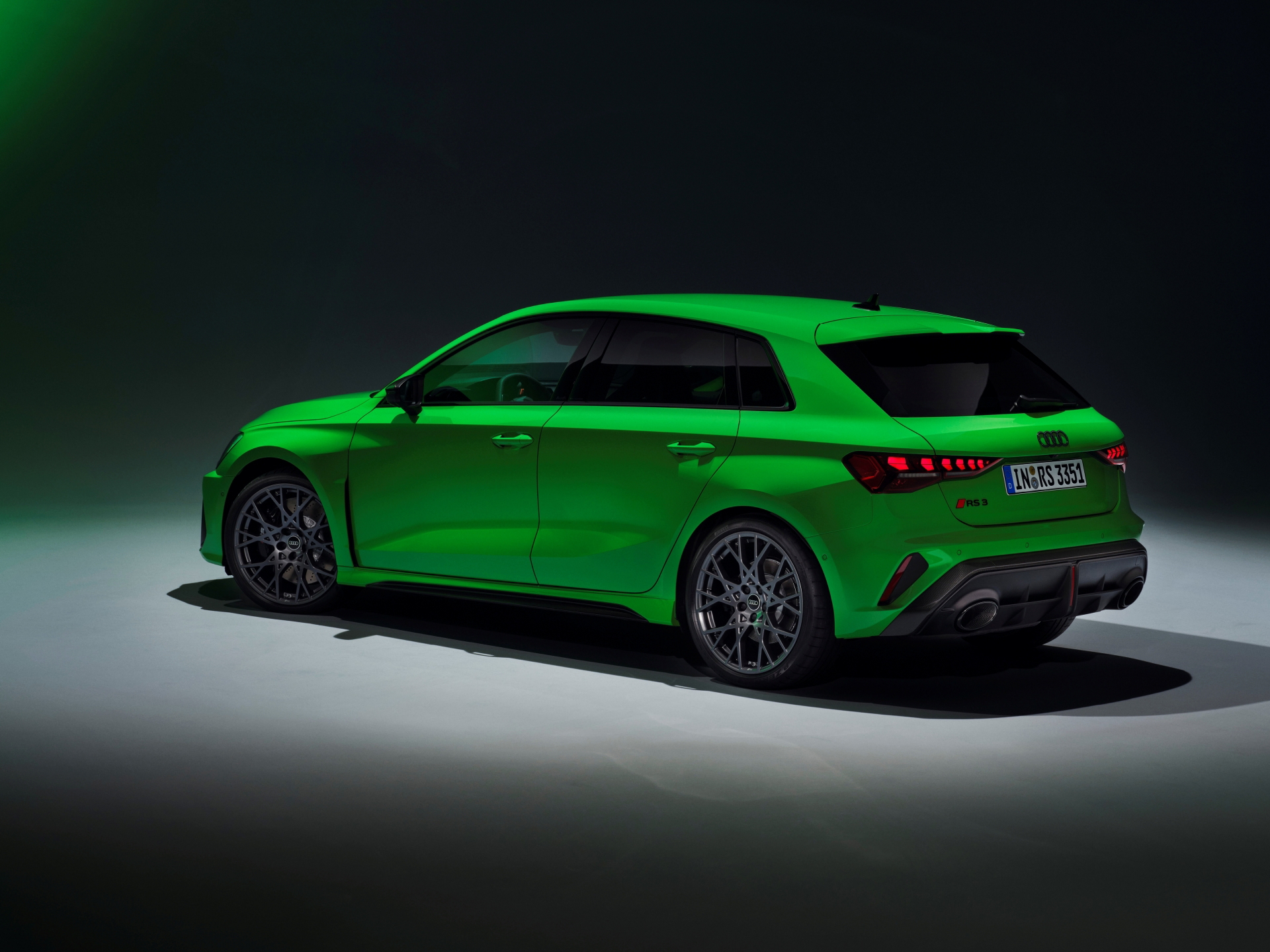 Vista trasera lateral del Audi RS3, prometiendo deportividad y 400 CV.