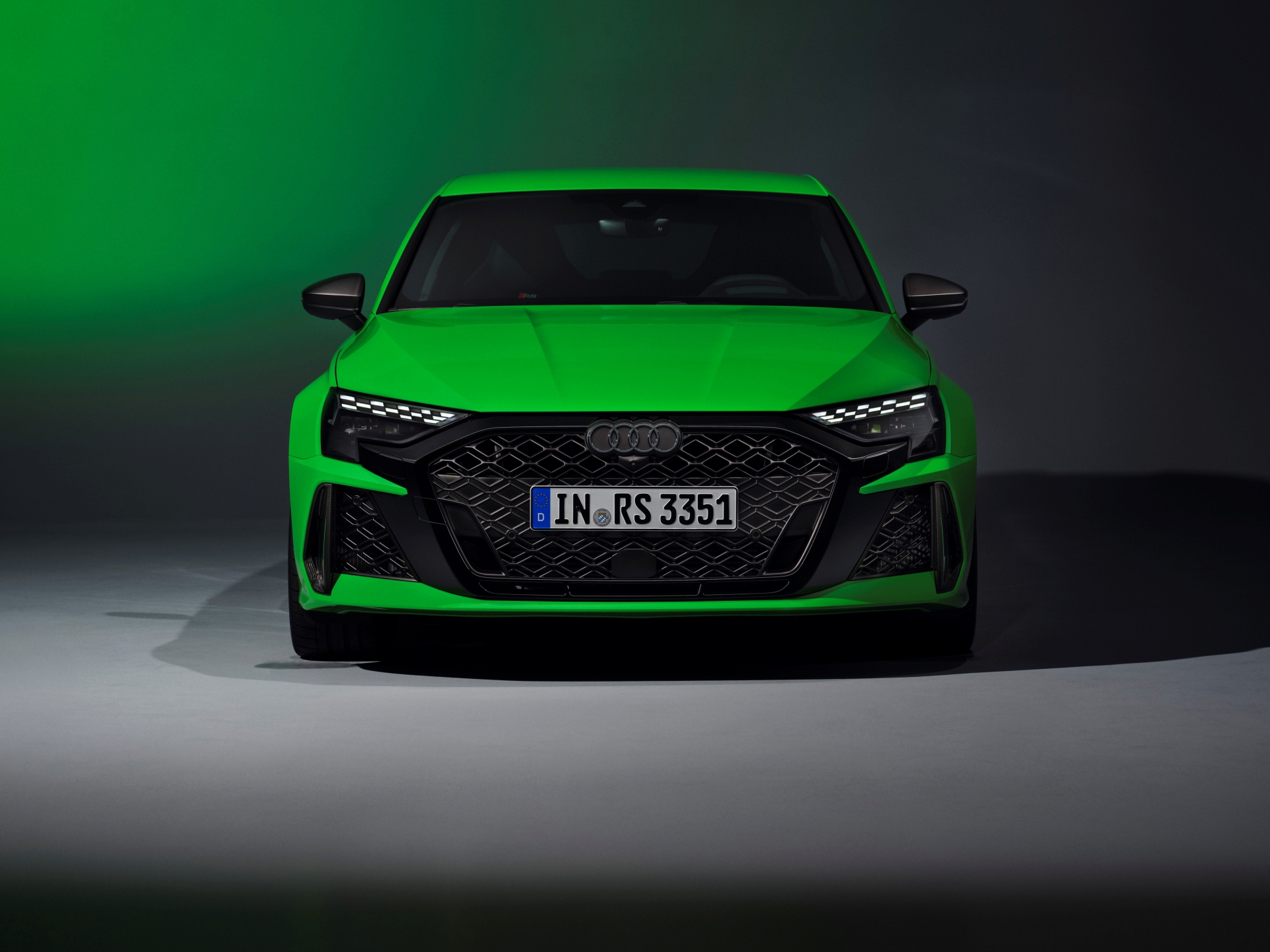 Vista frontal del Audi RS3 2025 destacando su diseño agresivo y deportivo.