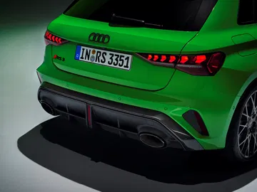 Trasera del Audi RS3 2025 destacando su imponente diseño y escape deportivo