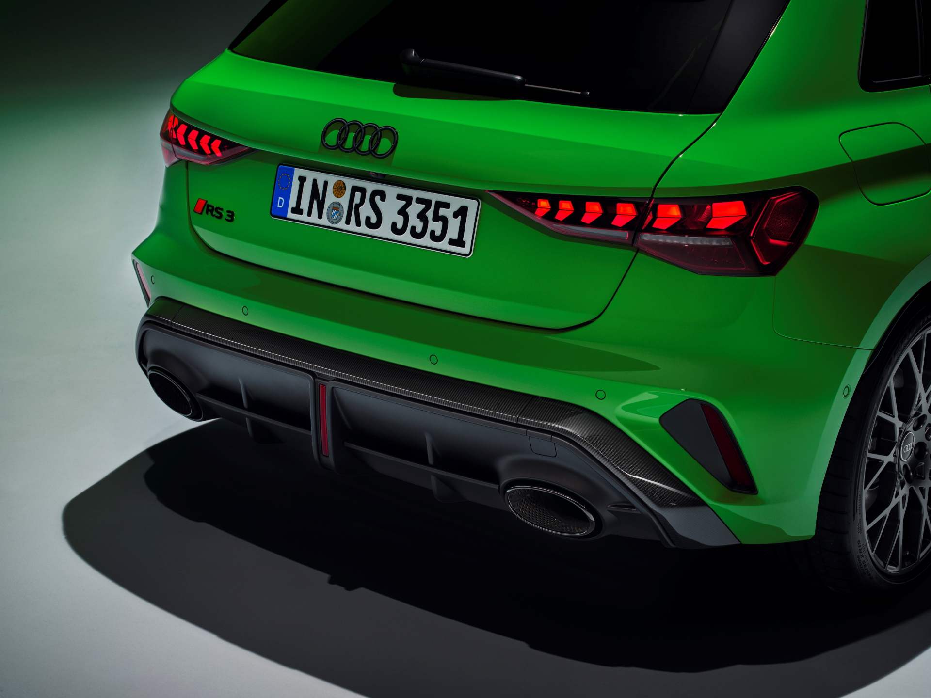 Trasera del Audi RS3 2025 destacando su imponente diseño y escape deportivo