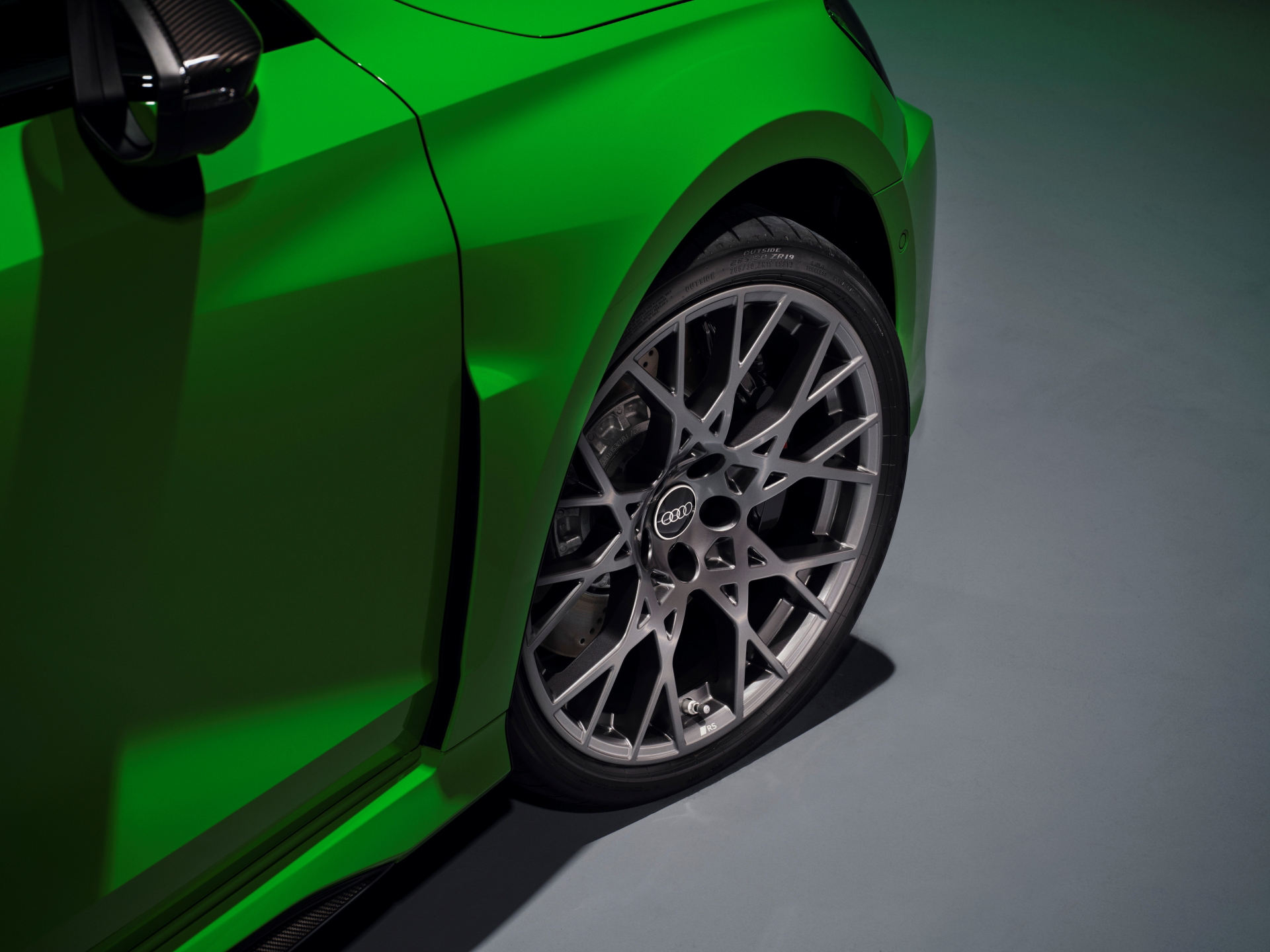 Vista cercana al imponente rin del Audi RS3 2025, acabado deportivo.