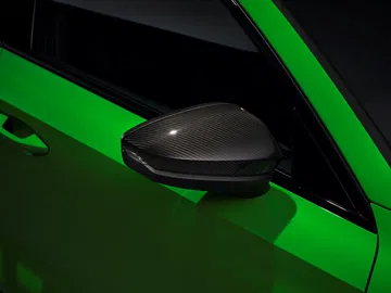 Espejo lateral del Audi RS3 con un diseño aerodinámico y acabado en negro.