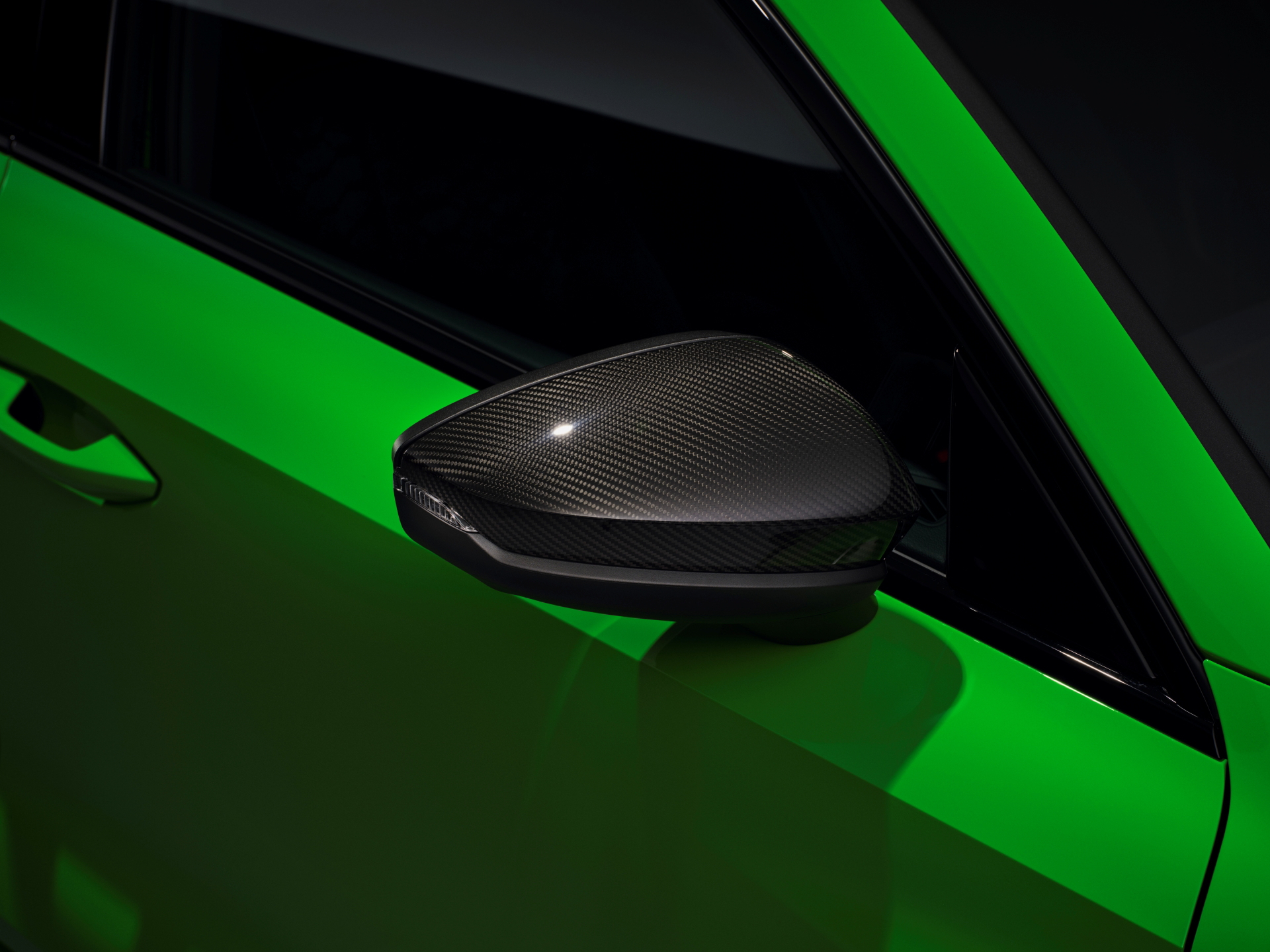 Espejo lateral del Audi RS3 con un diseño aerodinámico y acabado en negro.