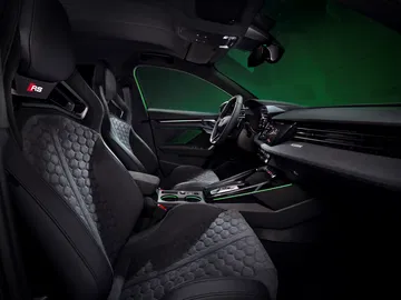 Vista lateral de los impecables asientos del Audi RS3, refinamiento y deportividad.