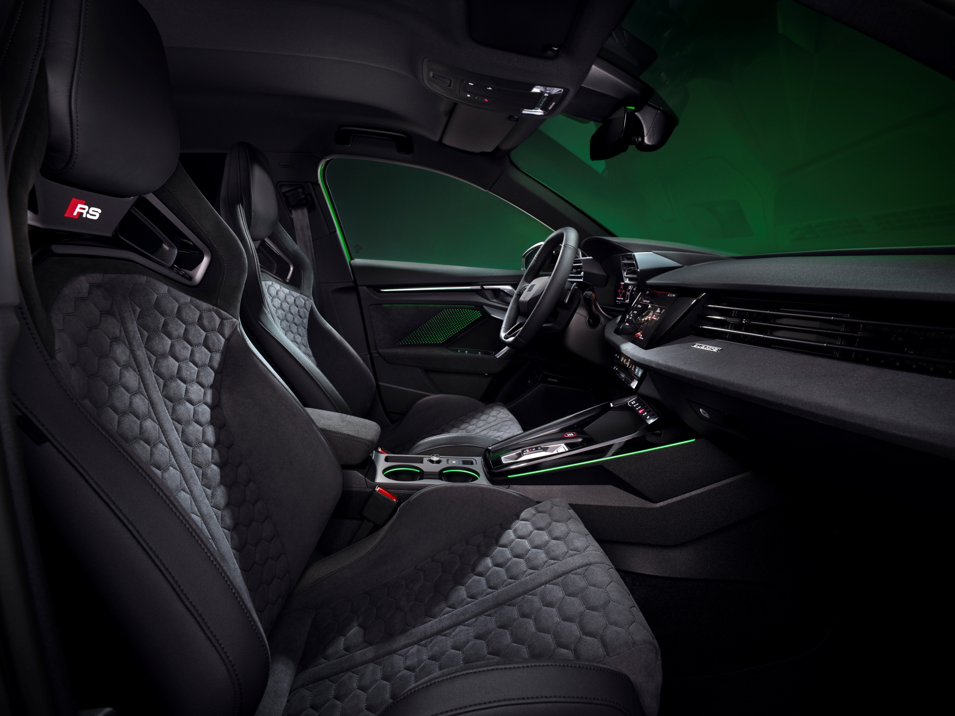 Vista lateral de los impecables asientos del Audi RS3, refinamiento y deportividad.
