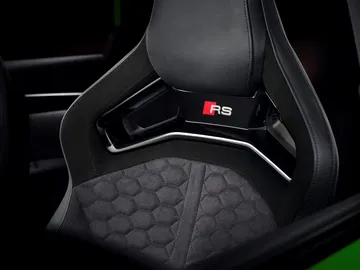 Asiento deportivo del Audi RS3 con insignia RS, detalle de costuras y diseño ergonómico.