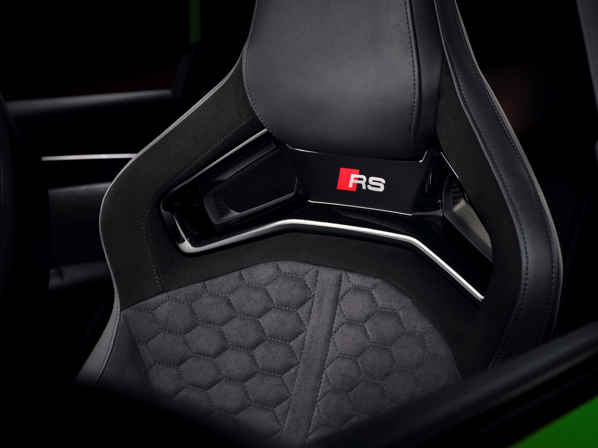 Asiento deportivo del Audi RS3 con insignia RS, detalle de costuras y diseño ergonómico.