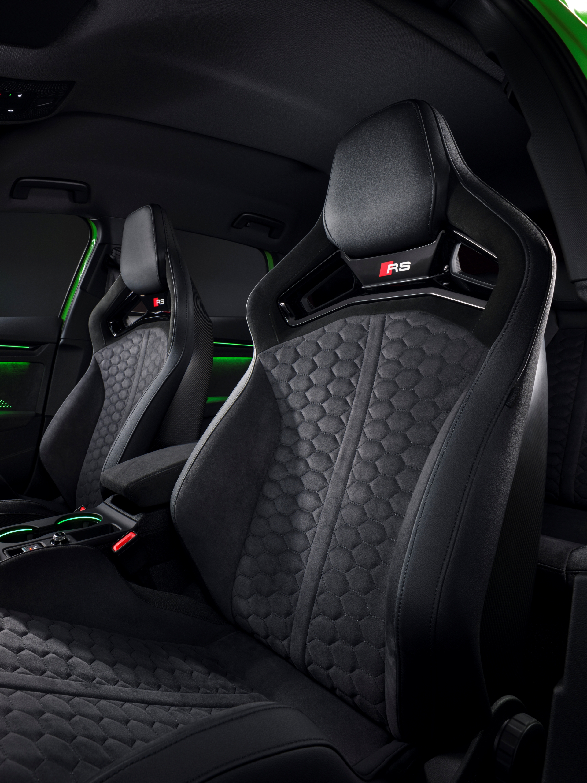 Asientos deportivos con bordado RS en el diseño interior del Audi RS3.