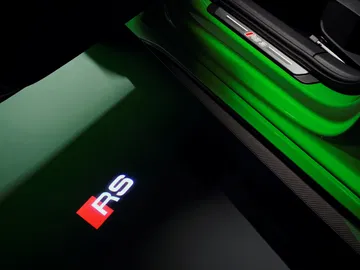 Vista del emblema RS3 realzada por la iluminación ambiental.