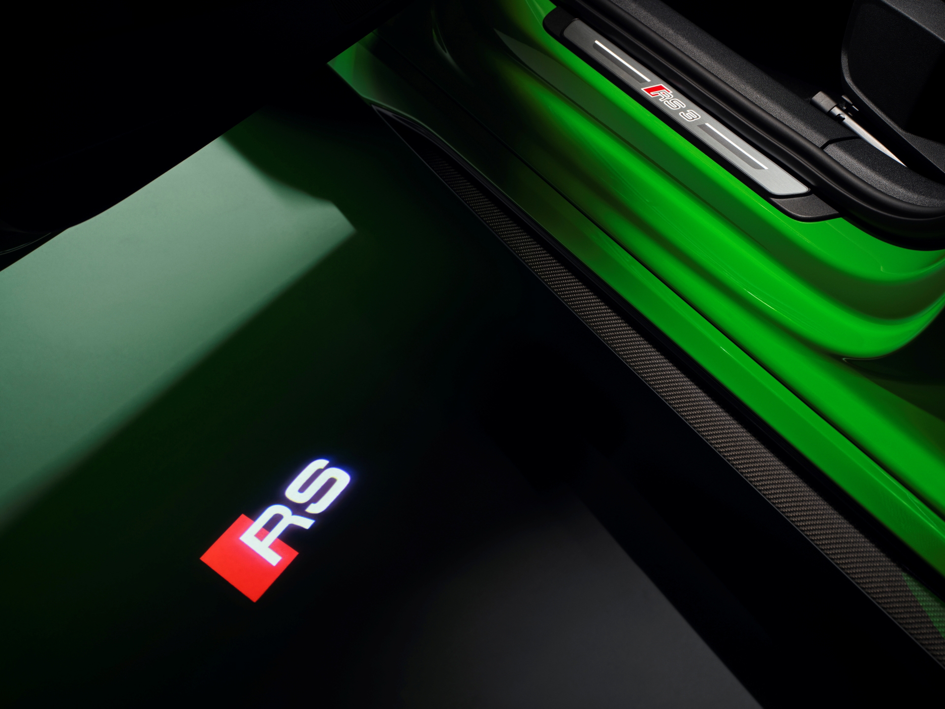 Vista del emblema RS3 realzada por la iluminación ambiental.