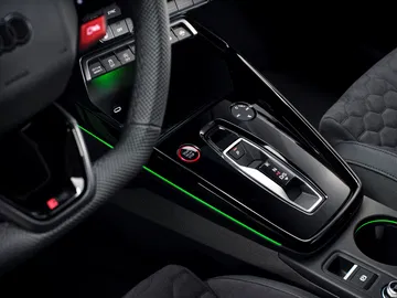 Consola central del Audi RS3 con enfoque en la palanca de cambios.