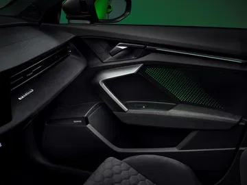 Vista del impecable acabado interior del Audi RS3, con énfasis en la calidad de materiales.