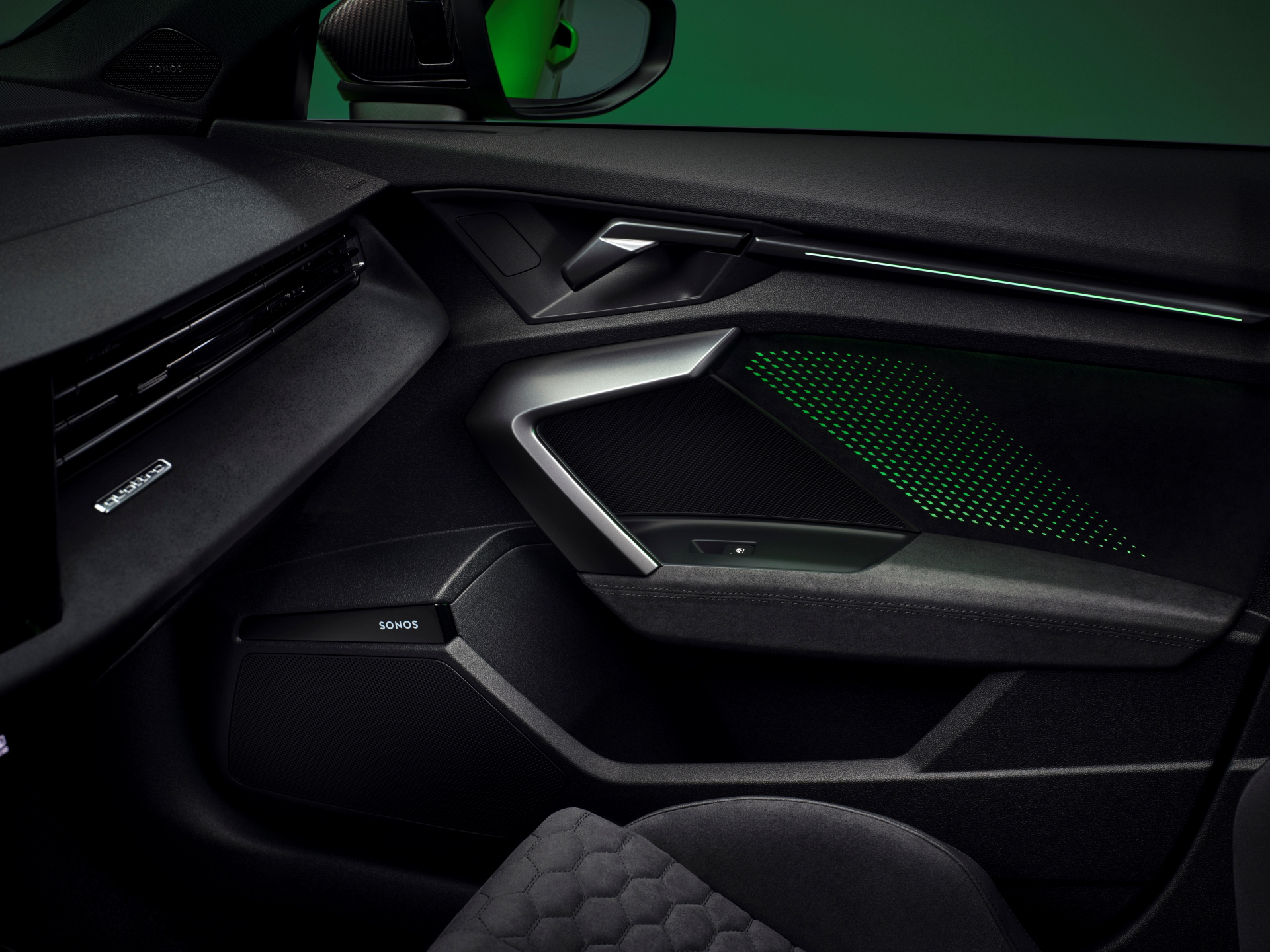 Vista del impecable acabado interior del Audi RS3, con énfasis en la calidad de materiales.