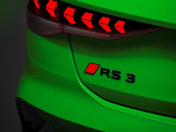 Vista detallada de la zaga del Audi RS3, destacando su diseño y badging.
