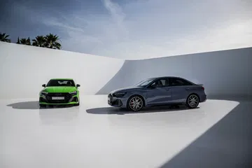 Vista lateral del Audi RS3 mostrando su deportiva silueta y el diseño agresivo.