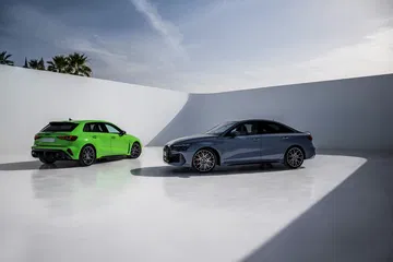 Vista lateral del Audi RS3 2025, destacando su diseño y acabados deportivos.