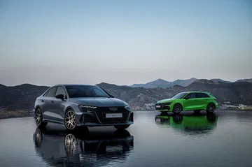 El renovado Audi RS3 luce su perfil y frontal con un diseño más agresivo y deportivo.