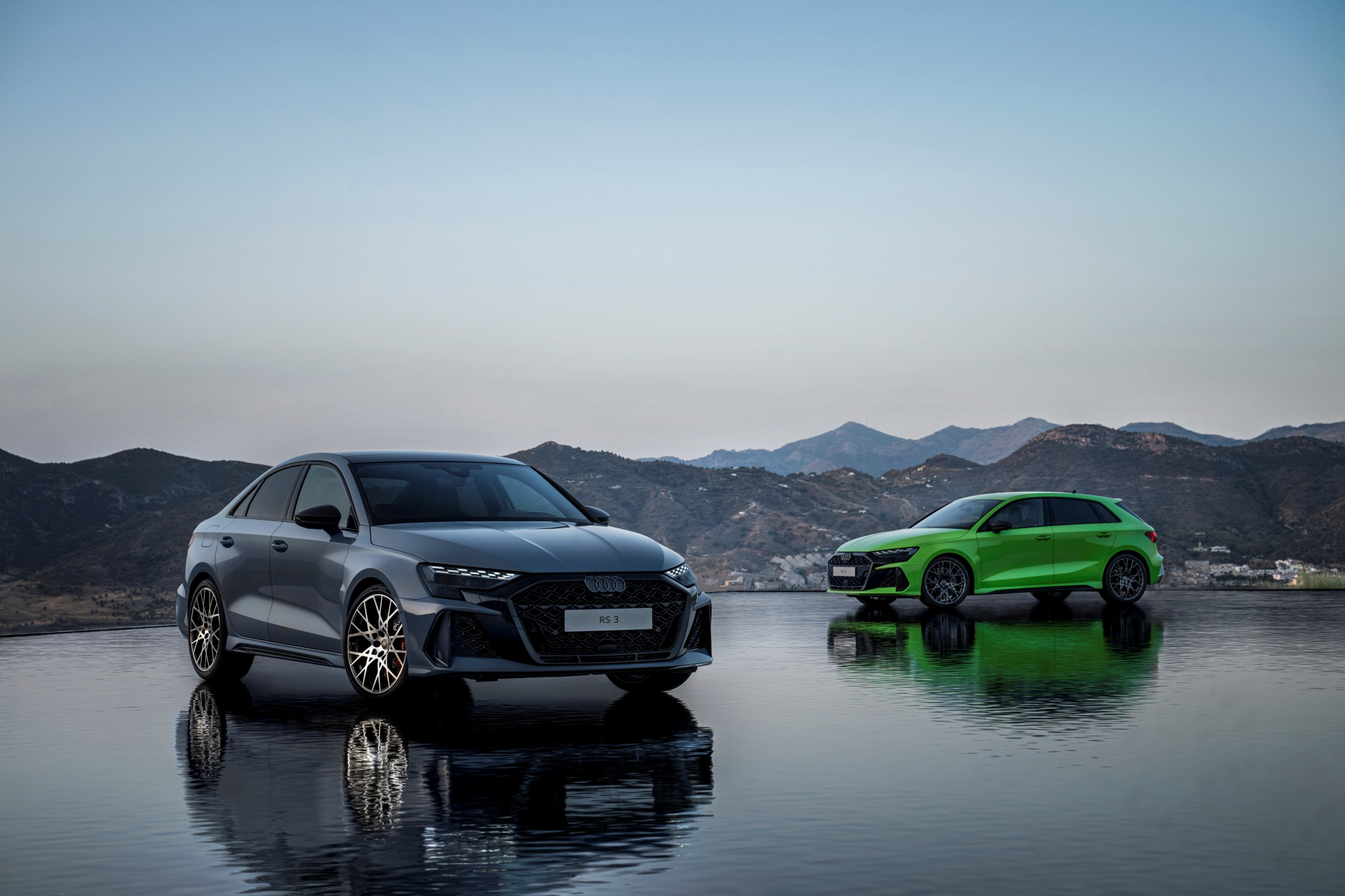 El renovado Audi RS3 luce su perfil y frontal con un diseño más agresivo y deportivo.