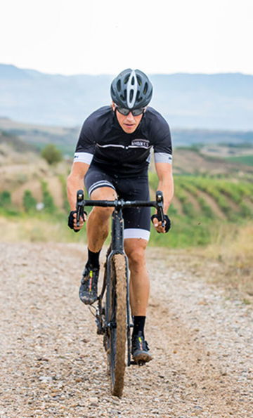 Ciclista a lomos BH Light IGravelX, ebike gravel con autonomía líder